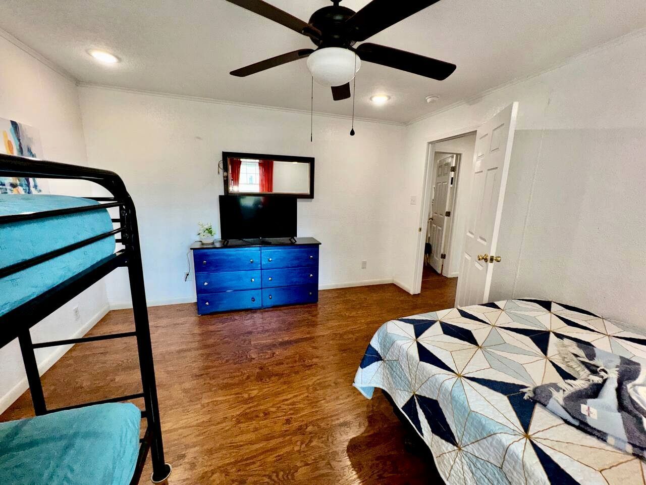 4 bedrooms, desk, iron/ironing board, WiFi