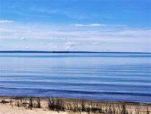 Nær stranden, seiling, kajakkpadling og fisking