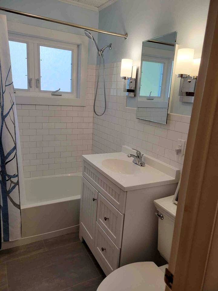 Ein Badezimmer mit Badewanne, Toilette, Waschbecken und Dusche.