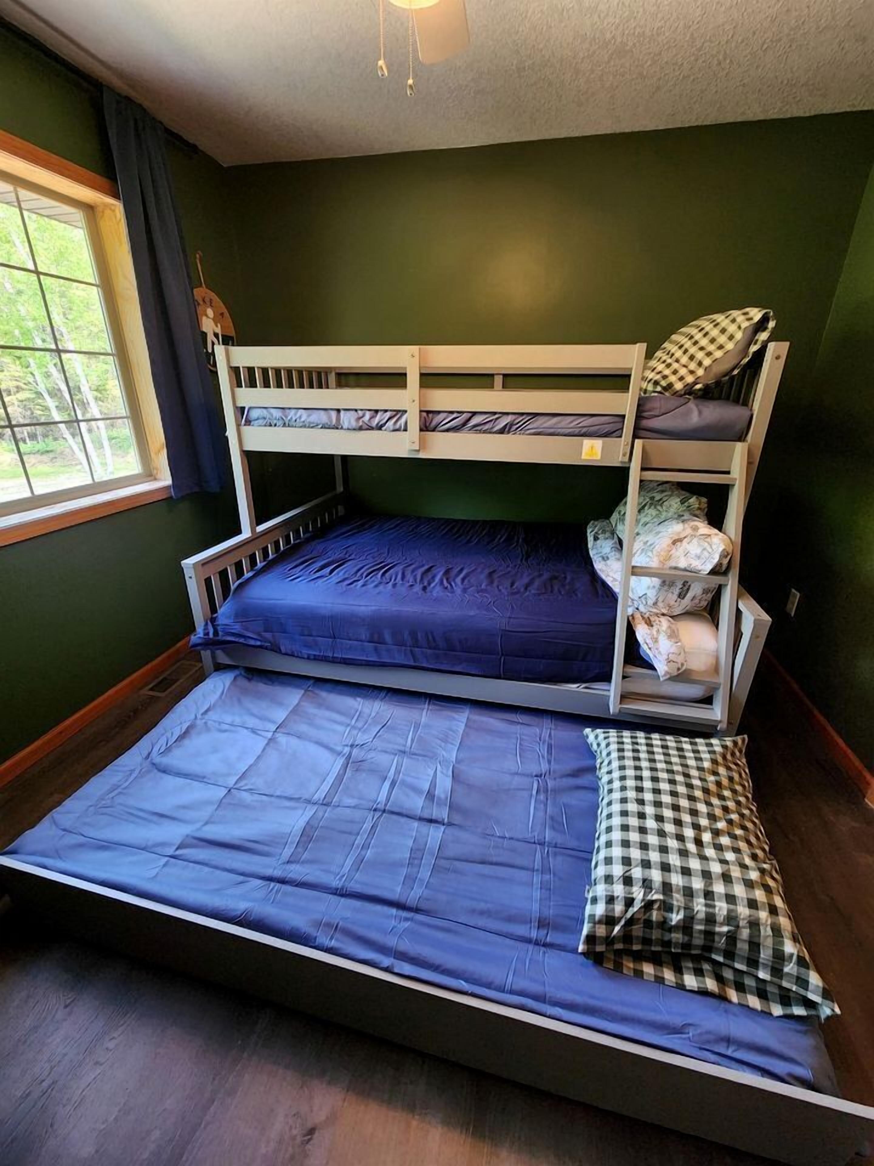 3 bedrooms, iron/ironing board, WiFi, bed sheets