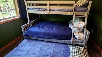 3 bedrooms, iron/ironing board, WiFi, bed sheets