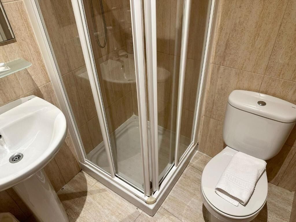 Chambre Simple, balcon, vue ville | Salle de bain | Articles de toilette gratuits, sèche-cheveux, serviettes fournies, savon
