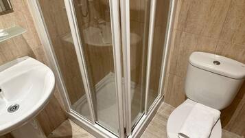 Chambre Simple, balcon, vue ville | Salle de bain | Articles de toilette gratuits, sĂšche-cheveux, serviettes fournies, savon