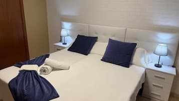 Dobbeltværelse med dobbeltseng eller 2 enkeltsenge - balkon - byudsigt | Strygejern/strygebræt, gratis Wi-Fi, adgang for kørestole