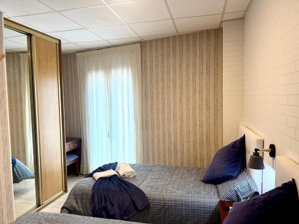 Chambre Triple, balcon, vue ville | Fer et planche à repasser, Wi-Fi gratuit