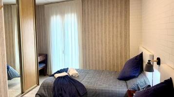 Chambre Triple, balcon, vue ville | Fer et planche Ă repasser, Wi-Fi gratuit