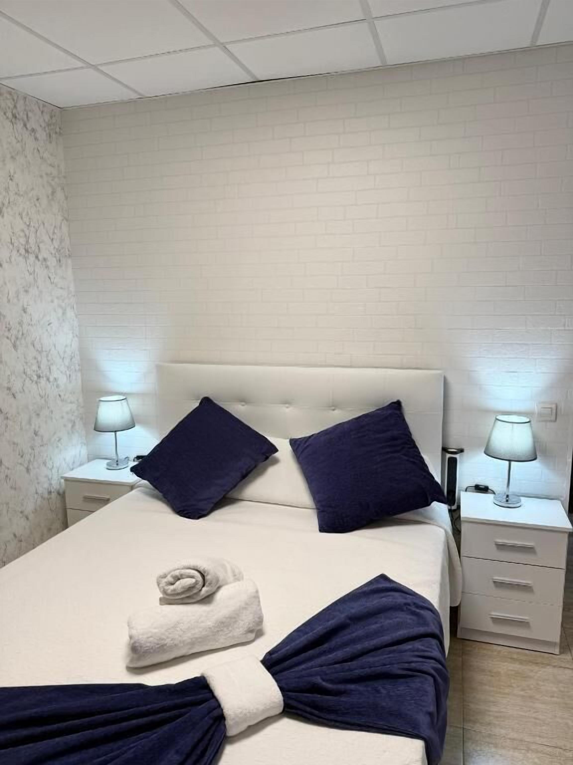 Habitación con 1 cama doble o 2 individuales, balcón, vistas a la ciudad | Tabla de planchar con plancha, wifi gratis, accesible en silla de ruedas