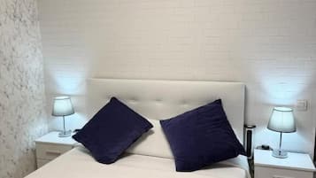 Habitación con 1 cama doble o 2 individuales, balcón, vistas a la ciudad | Tabla de planchar con plancha, wifi gratis, accesible en silla de ruedas