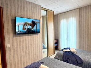 Quarto triplo, sacada, vista para a cidade | Ferros/tábuas de passar roupa, Wi-Fi de cortesia