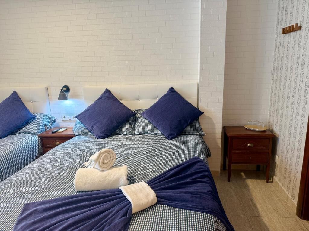 Chambre Triple, balcon, vue ville | Fer et planche à repasser, Wi-Fi gratuit