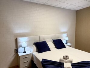 Quarto casal ou duplo, sacada, vista para a cidade | Ferros/tábuas de passar roupa, Wi-Fi de cortesia