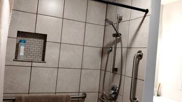 Asciugacapelli, asciugamani, sapone, shampoo