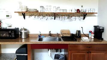 Coffee/tea maker, fridge, microwave, stovetop