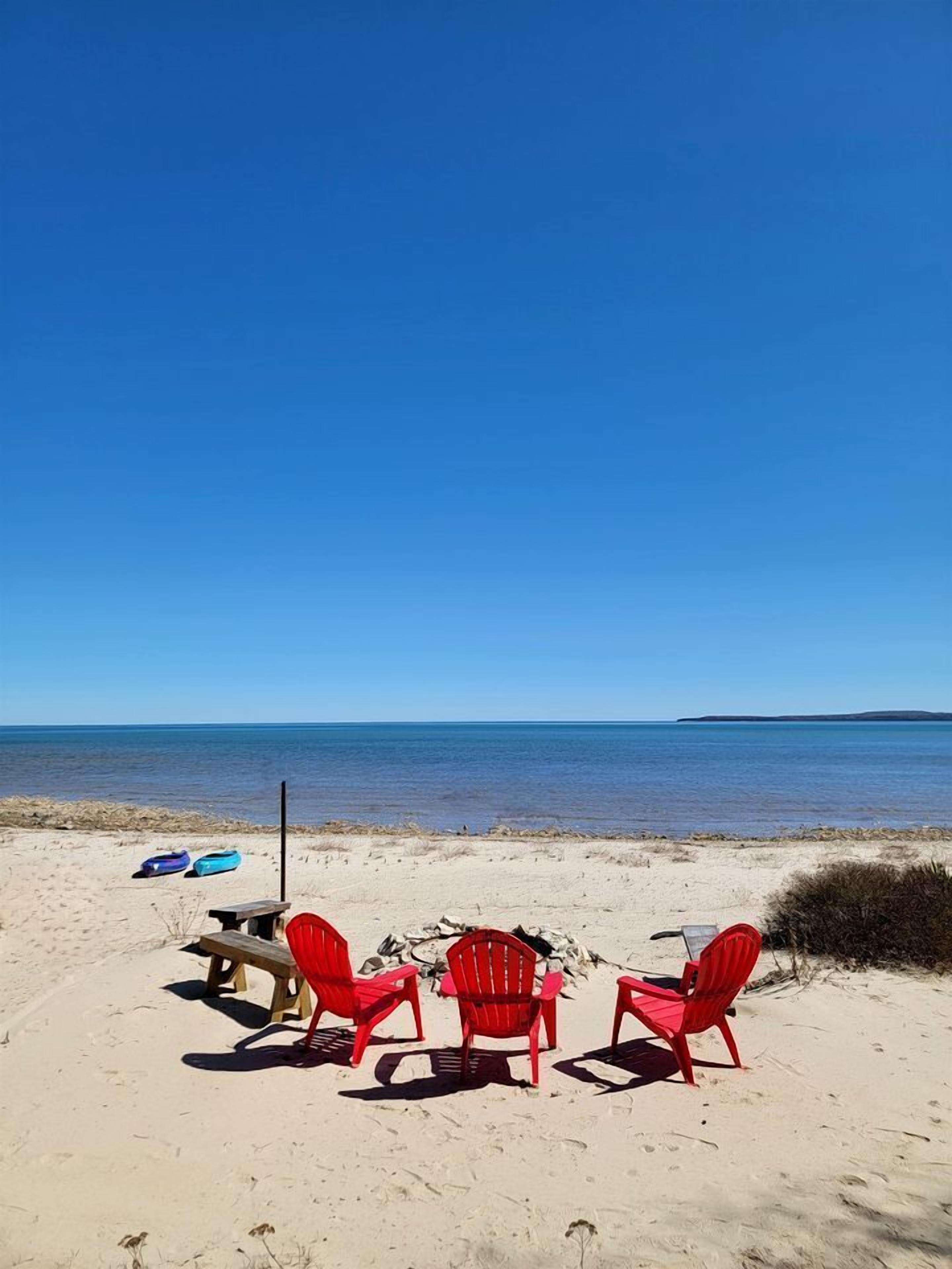 Nær stranden, seiling, kajakkpadling og fisking