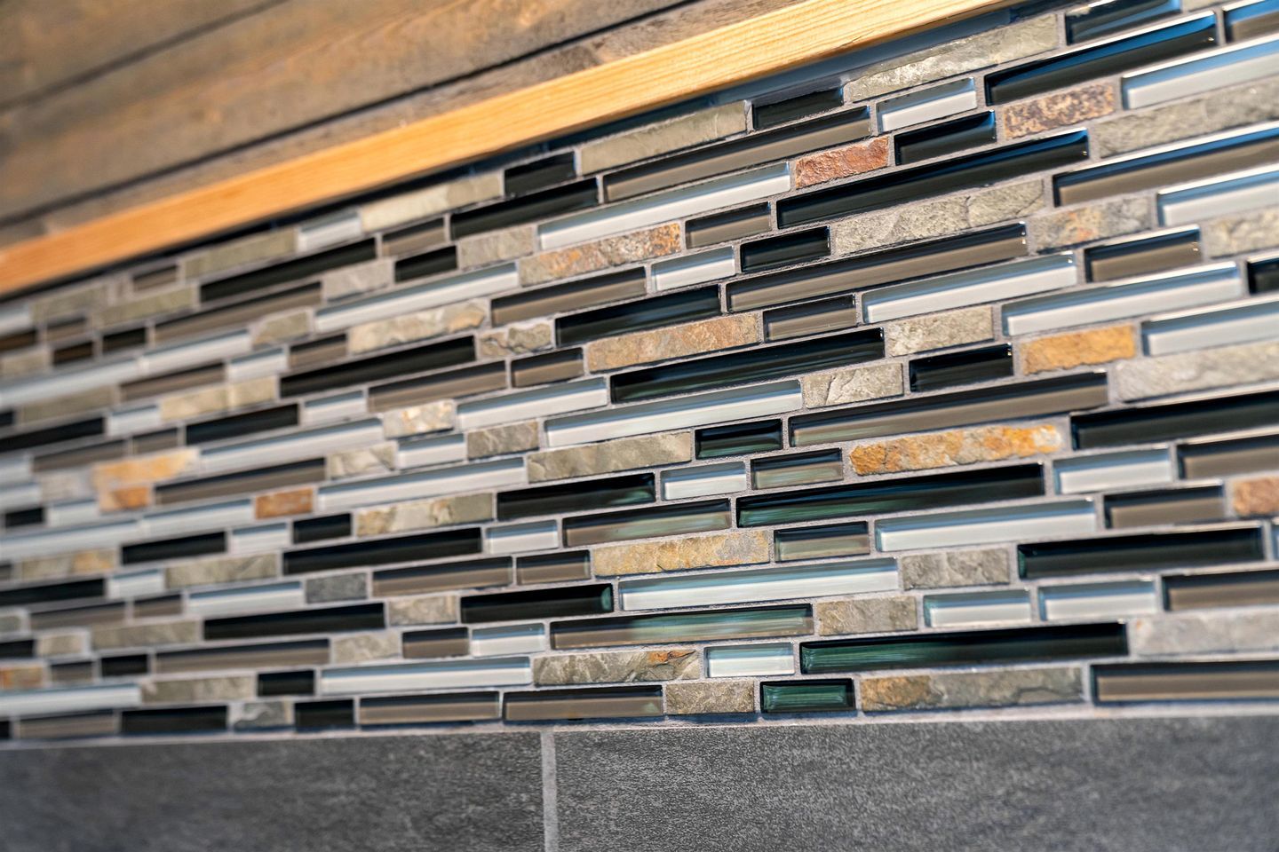 Eine Wand mit einer Struktur aus Stein und Glas.