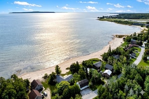 Vlak bij het strand, zeilen, kajakken, vissen