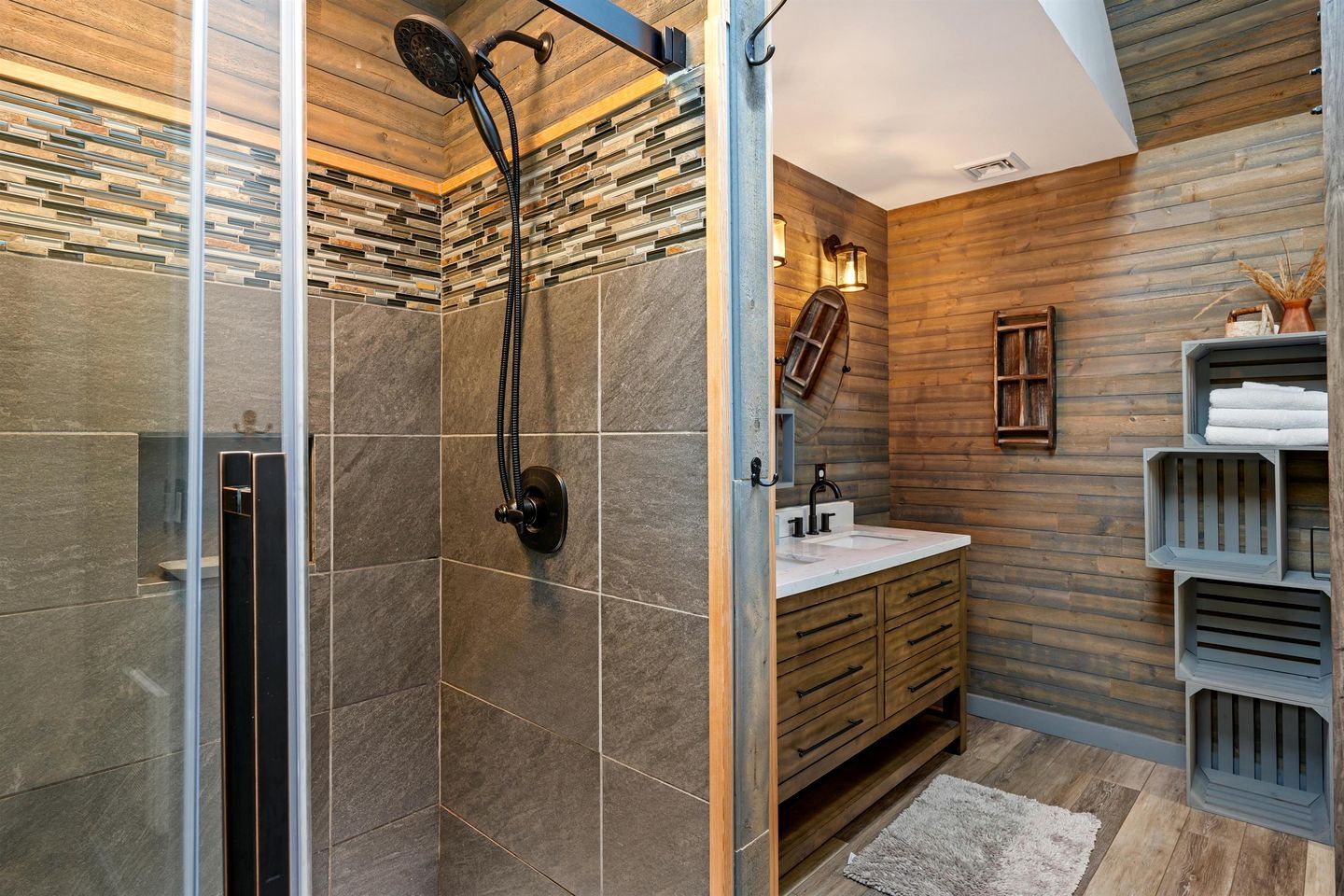 Une salle de bain moderne avec une douche, un meuble-lavabo et un revêtement mural en bois.