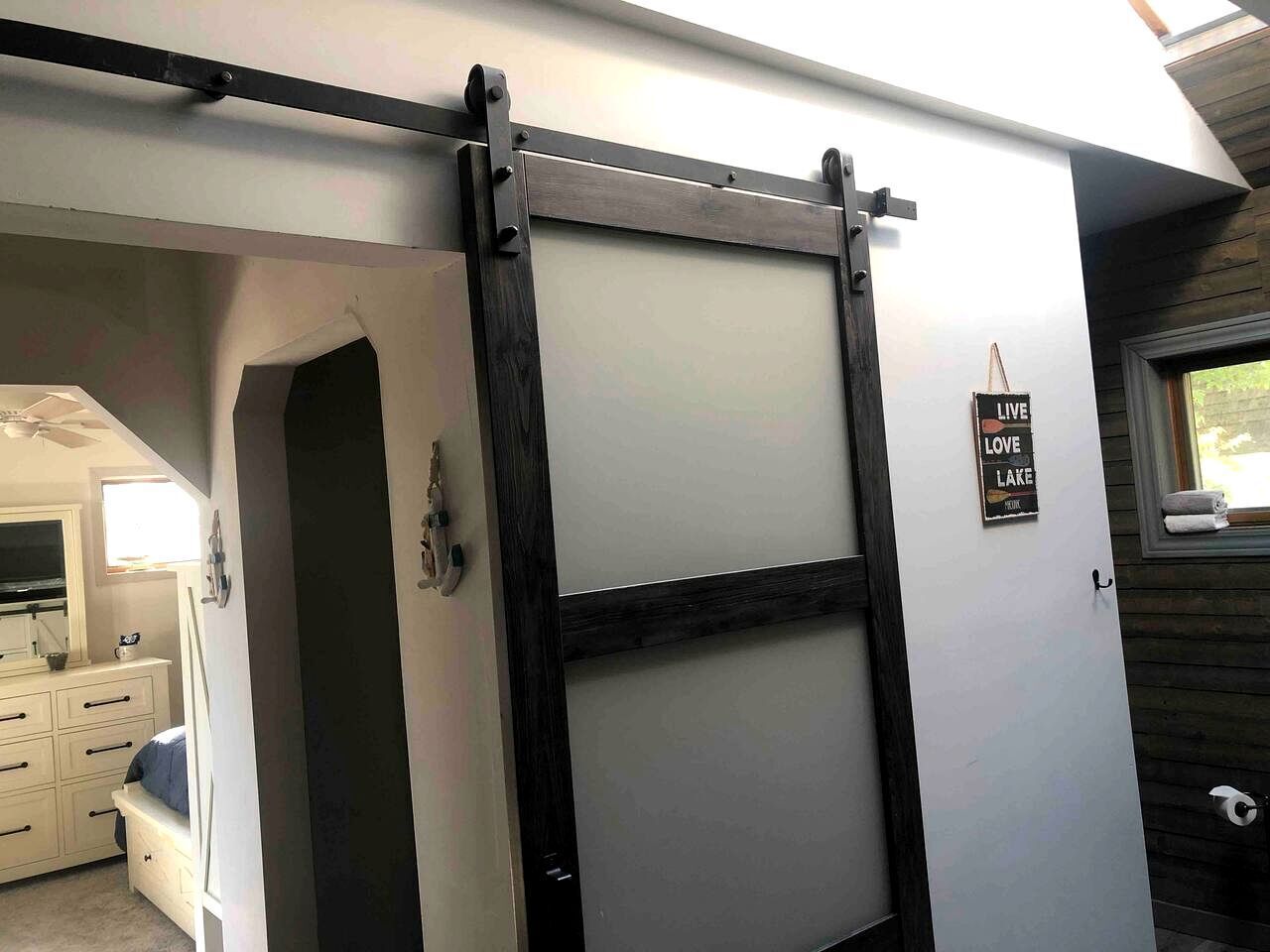 2 bedrooms, desk, iron/ironing board, WiFi