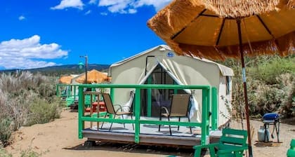 Stylish Lakeside Glamping Cabin with Eastern Sierra Mountain Views near Bridgeport, California
