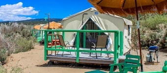 Stylish Lakeside Glamping Cabin with Eastern Sierra Mountain Views near Bridgeport, California