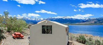 Stylish Lakeside Glamping Cabin with Eastern Sierra Mountain Views near Bridgeport, California