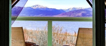 Stylish Lakeside Glamping Cabin with Eastern Sierra Mountain Views near Bridgeport, California