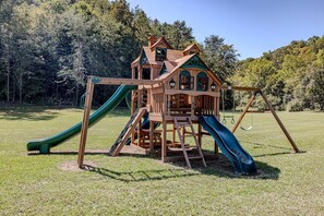 Children’s area - Enchanting Creekside Safari Tent Haven near Smoky Mountain in Tennessee (Newport)
