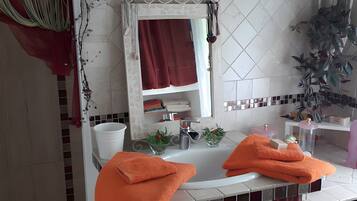 Dusche, Haartrockner, Handtücher