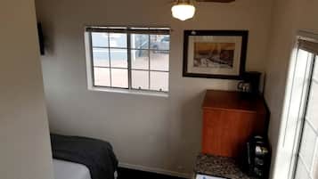 2 bedrooms, desk, WiFi, bed sheets