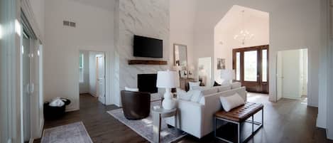 Smart TV, chimenea y oficina