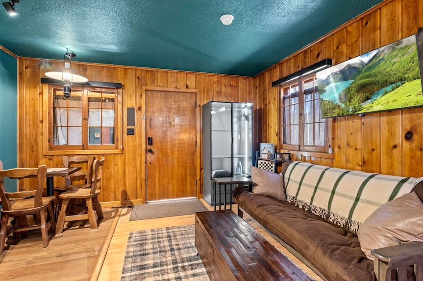 Serene Pet-friendly Cabins With Spacious Outdoor Areas Near Garden Of The Gods In Colorado Springs, Colorado - Manitou Springs, CO