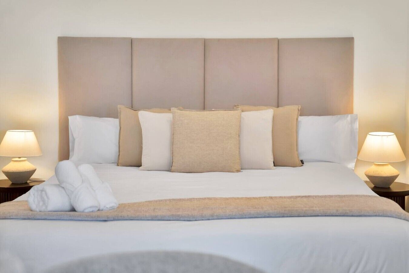 Tabla de planchar con plancha, wifi, ropa de cama