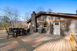 A wooden deck with outdoor seating and a barbecue grill. - Chic Cabin with Game Space, Jacuzzi and Private Deck in Tennessee (Speedwell)