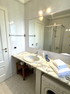 Bathroom - Apartment with sea view and Cefalù (Sicilia)