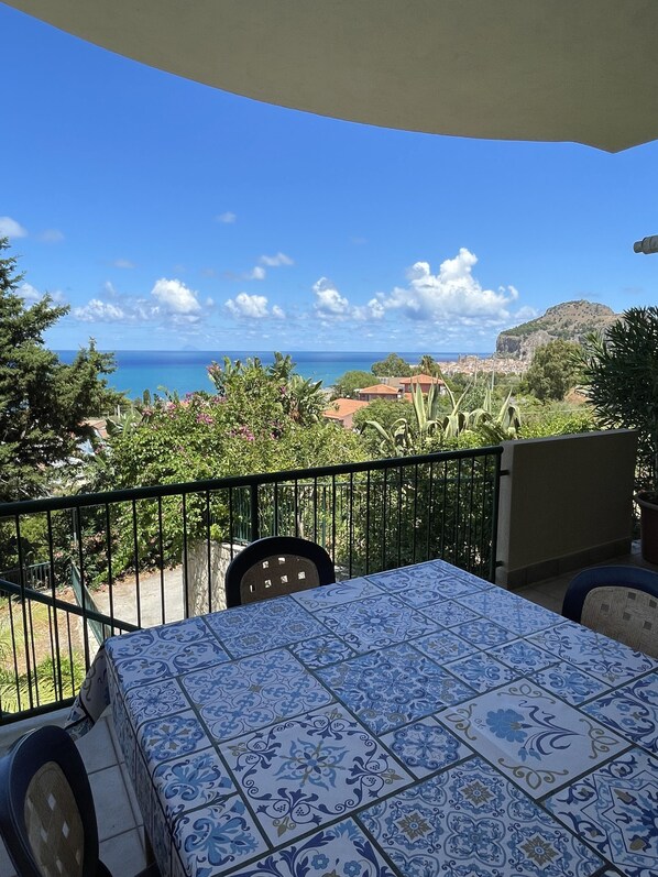 Outdoor dining - Apartment with sea view and Cefalù (Sicilia)