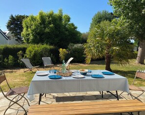 Outdoor dining - Vrbo Property (Carnac)