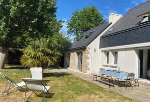Outdoor dining - Vrbo Property (Carnac)