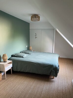 Desk, iron/ironing board, travel cot, free WiFi - Vrbo Property (Carnac)