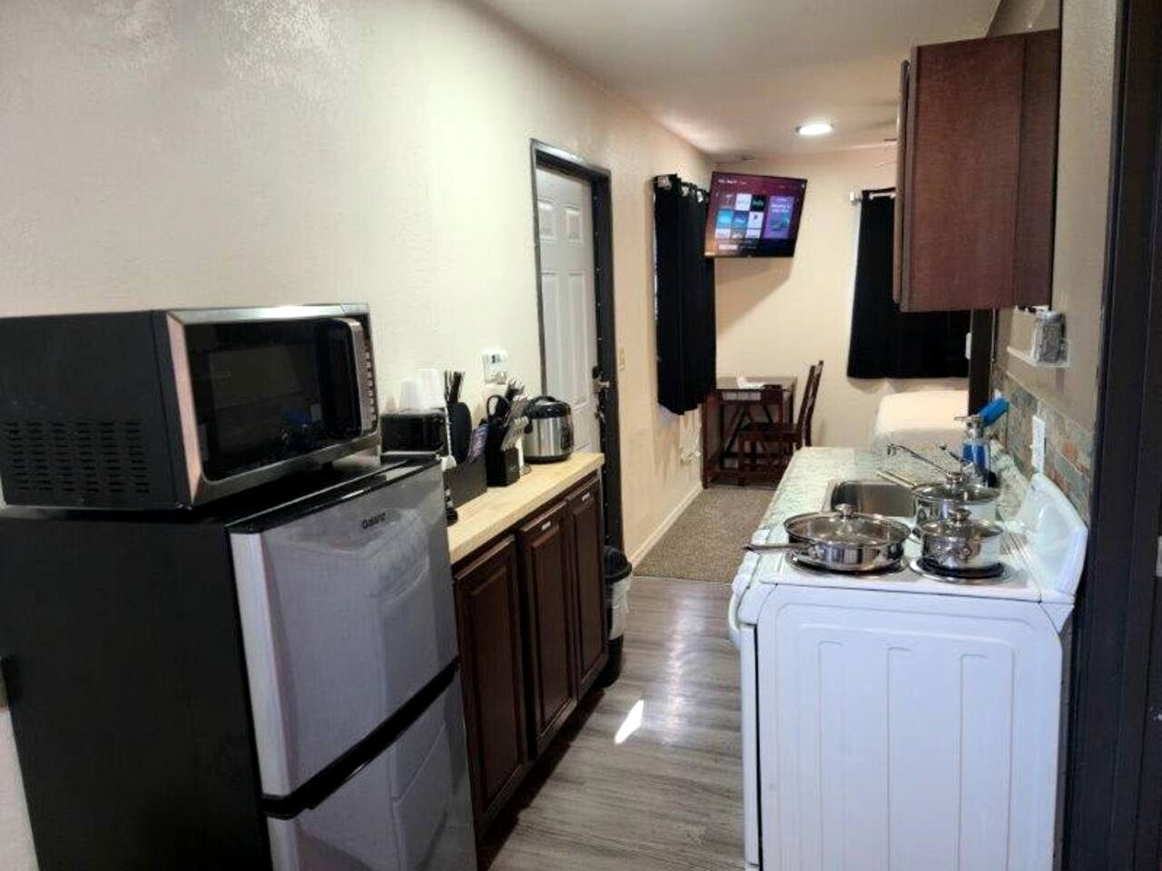 Coffee/tea maker, microwave, oven, stovetop