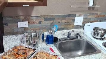 Cafetera y tetera, microondas, horno y parrilla de estufa
