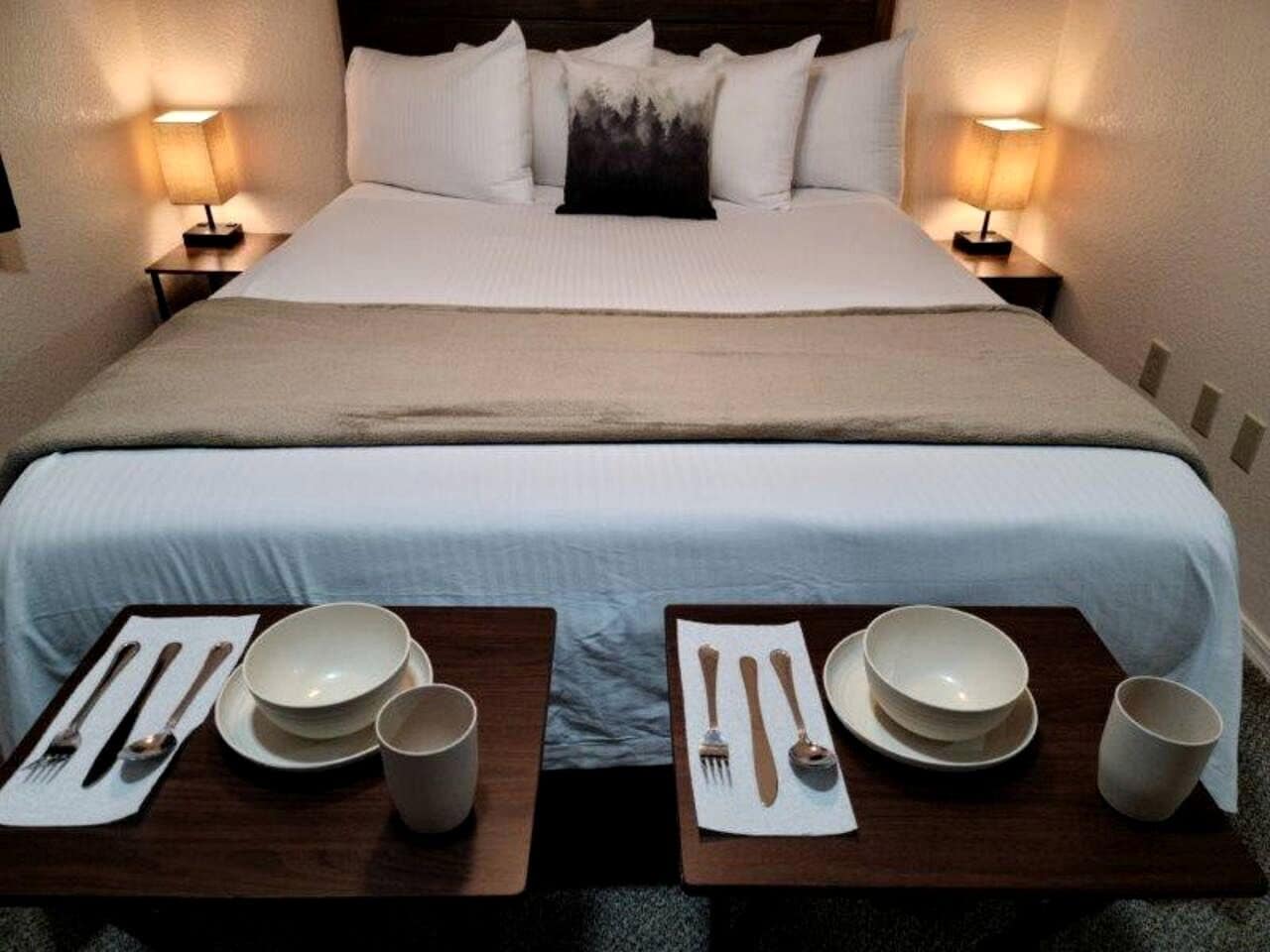 2 bedrooms, desk, WiFi, bed sheets