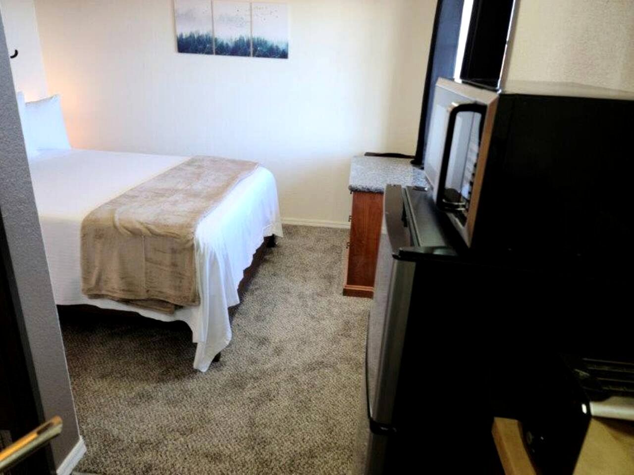 2 bedrooms, desk, WiFi, bed sheets