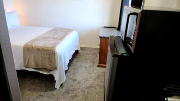 2 bedrooms, desk, WiFi, bed sheets