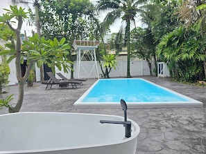 A swimming pool with a white tub, lounge chairs, and a small elevated structure. - Spacious 5-bedroom house with private pool in Jed yod Chiang Mai 5min to Nimman (Chang Wat Chiang Mai)