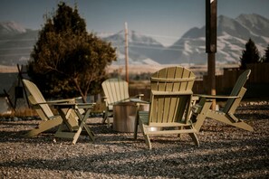 Eine Reihe Adirondack-Stühle mit Blick auf eine Berglandschaft.