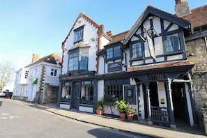 A traditional building with a sign for 'The Puggle Coaching Inn' indicating it is a coaching accommodation. - 57 Cliff End (Freshwater)