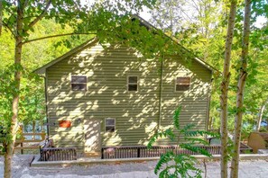 A wooden house with a gabled roof, surrounded by trees. - Lakefront Cabin with Hot-tub and Dock in Tennessee (Speedwell)