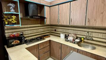 Fridge, microwave, stovetop, cookware/dishes/utensils