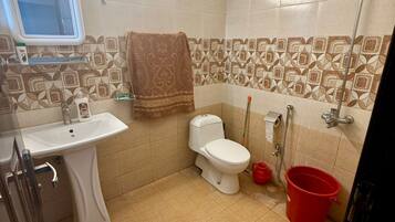 Douche, bidet, serviettes fournies, savon