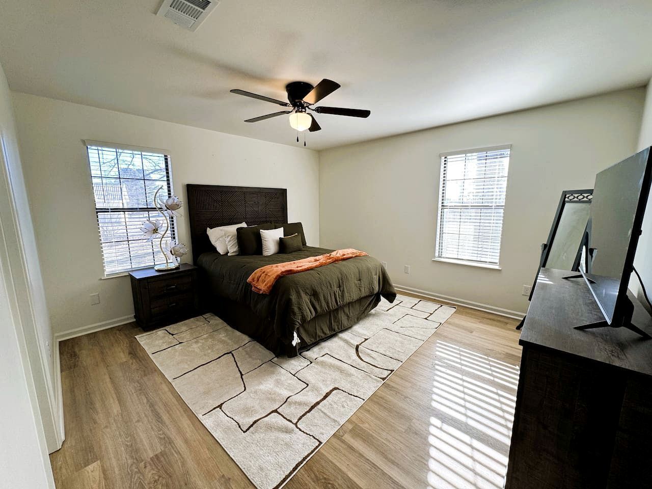 3 bedrooms, desk, iron/ironing board, WiFi